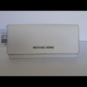 Michael Kors JET SET TRAVEL WHITE WALLET BRAND NEW